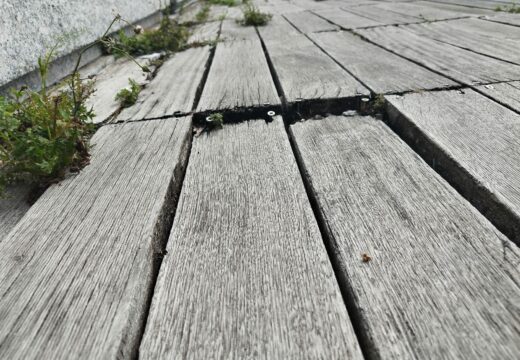 O Concello solicita a Portos de Galicia que substitúa a pasarela de madeira do paseo marítimo de Camariñas